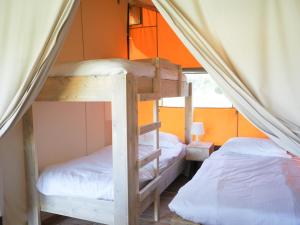 Ein Etagenbett oder Etagenbetten in einem Zimmer der Unterkunft Budget Glamping Safaritent - La Grappe Fleurie