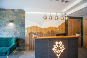 Lobby alebo recepcia v ubytovaní Aparthotel Pod Stokiem z sauną i jacuzzi - szczyrkapartamenty