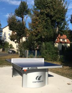 - une table de ping-pong assise sur un trottoir dans l'établissement Daniela's Apartaments, à Sighişoara