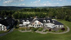 eine Luftansicht eines großen Hauses in der Unterkunft Gut Heckenhof Hotel & Golfresort an der Sieg GmbH & Co. KG in Eitorf