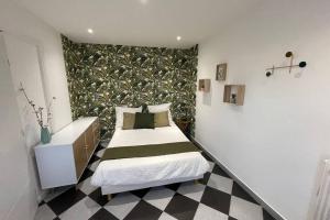- une chambre avec un lit et un grand mur dans l'établissement Les Demeures Lady DY, à Saint-André-les-Vergers