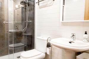 y baño con ducha, aseo y lavamanos. en Dolaretxe apartment by People Rentals en Bilbao
