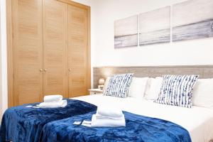 1 dormitorio con 2 camas y toallas. en Dolaretxe apartment by People Rentals, en Bilbao