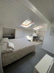 a bedroom with a bed and a desk in a room at La Garçonniérre del Lago Maggiore in Nebbiuno