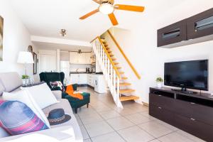 Tenerife South Apartments的电视和/或娱乐中心