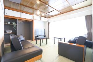 福冈Fukuoka Condominium的带沙发和钢琴的客厅