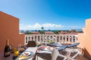 美洲海滩Tenerife South Apartments的阳台配有桌椅,享有海景。 更多37张照片