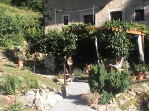 Aed väljaspool majutusasutust B&B L'Abric - centro storico di Limonetto