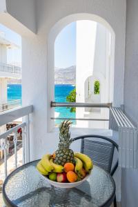eine Schale mit Obst auf einem Tisch mit Meerblick in der Unterkunft Anemos Guest Apts in Karpathos