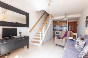 Tenerife South Apartments的电视和/或娱乐中心