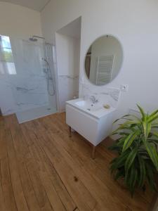 Ванна кімната в Maison d'hôtes Au Cœur des Lacs