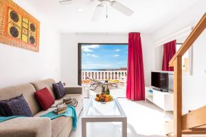 Tenerife South Apartments的电视和/或娱乐中心