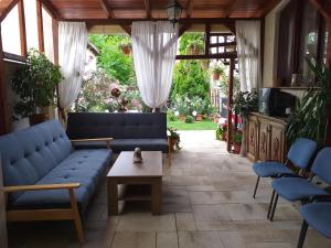 sala de estar con sofá azul y mesa en Aranka Apartman en Gyula