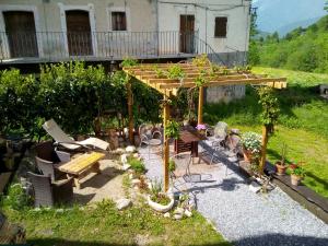 Aed väljaspool majutusasutust B&B L'Abric - centro storico di Limonetto