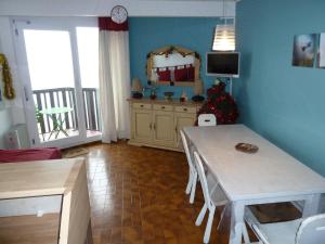 a living room with a table and a christmas tree at Gentiane in Les Orres