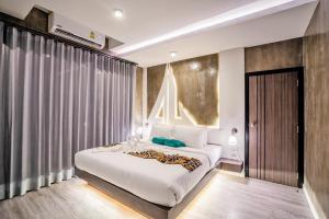 Кровать или кровати в номере Phi Phi Andaman Legacy Resort