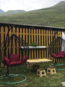 two chairs and a table on a patio with a fence at Guesthouse Nakudurta in Dart'lo