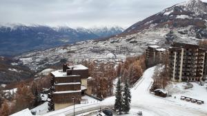 En generel udsigt til bjerge eller udsigt til bjerge taget fra lejligheden