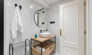 bagno con lavandino e specchio di Agirre - BasKey rentals a Lekeitio