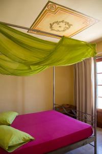 1 cama con dosel en una habitación en Condillia II en Spetses