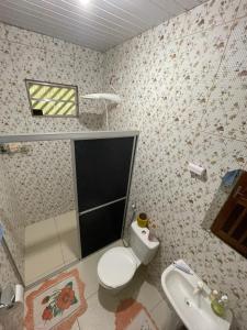 聖塔倫的住宿－Chalé Juquiri，一间带卫生间和水槽的浴室