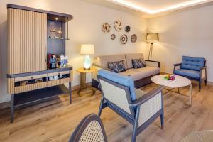 Ein Sitzbereich in der Unterkunft Divan Bodrum Palmira