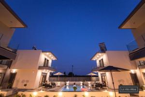Bazén v ubytování La Vita Villas nebo v jeho okolí