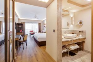 Ein Bett oder Betten in einem Zimmer der Unterkunft Divan Bodrum Palmira