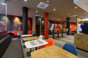TV a/nebo společenská místnost v ubytování ibis Regensburg Zentrum