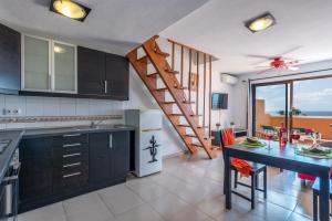 Tenerife South Apartments的厨房或小厨房