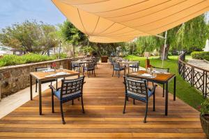 Ein Restaurant oder anderes Speiselokal in der Unterkunft Divan Bodrum Palmira 