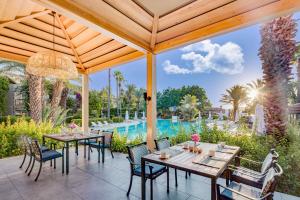 Der Swimmingpool an oder in der Nähe von Divan Bodrum Palmira