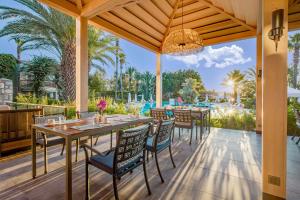 Ein Restaurant oder anderes Speiselokal in der Unterkunft Divan Bodrum Palmira 