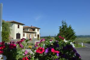 una casa con flores al lado de una carretera en Agriturismo Corte Dainelli, en Montaione