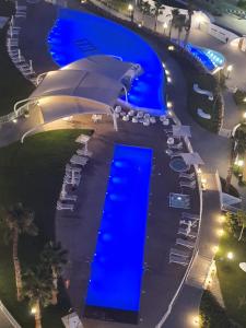 una vista aérea de una piscina por la noche en Sunset Waves Benidorm by KalmaRent, en Benidorm
