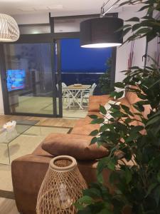 uma sala de estar com um sofá e um vaso de plantas em Sunset Waves Benidorm by KalmaRent em Benidorm