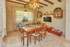 - une salle à manger avec une table et des chaises en bois dans l'établissement Villa Giulia, à Gragnola