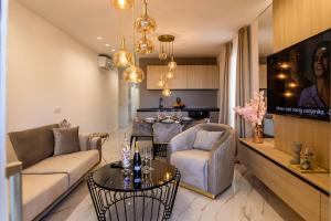 een woonkamer met een bank en een tafel bij Villa Nina - Apartments with pool near the sea in Rabac