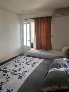 Un pat sau paturi într-o cameră la Kollari Apartments