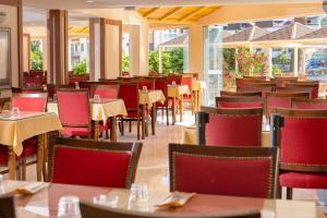 uma sala de jantar com mesas e cadeiras num restaurante em Hotel Esra and Family Suites - All Inclusive em Didim