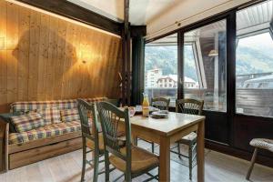 - une salle à manger avec une table, des chaises et un canapé dans l'établissement Apartment Lachenal - Alpes Travel - Alpes Travel - Central Chamonix - sleeps 4, à Chamonix-Mont-Blanc