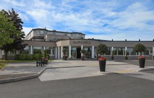 un grande edificio con un cartello che legge garage di Gleneagle Killarney a Killarney