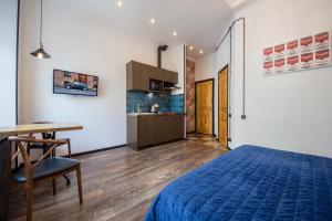 1 dormitorio con cama, mesa y cocina en Secret Apartments en Kiev