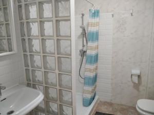uma casa de banho com um chuveiro, um WC e um lavatório. em Apartamento Esperanza El Palo - 112 m2 - 3 bedrooms - centrally located em Málaga