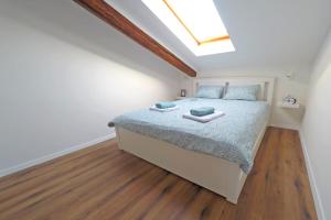 - une chambre avec un lit et une lucarne dans l'établissement Apartment Emma, à Poreč
