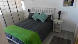 Llit o llits en una habitació de C Cottage Right On The C Diaz Beach Mossel Bay South Africa