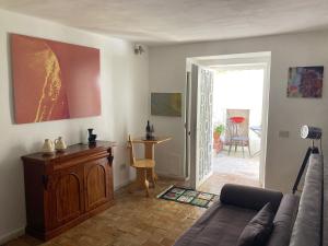 een woonkamer met een bank en een tafel bij Residenza Le Rose Villa D'Arte in Napels