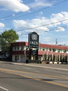 una señal frente a un edificio en una calle en Olux Hotel-Motel-Suites en Laval