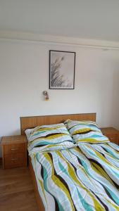 uma cama num quarto com uma fotografia na parede em Sifra 276 em Nová Lesná