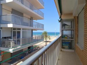 een balkon met uitzicht op het strand bij Apartamento Beatrix, primera línea, con aparcamiento in Gandía